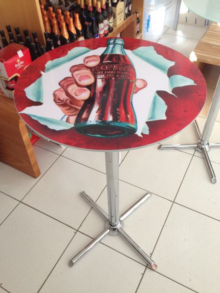 Mesa em vidro plotado